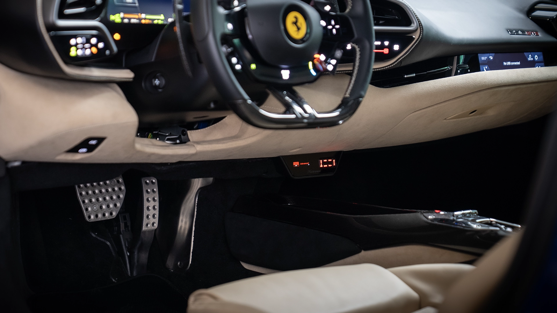 Masterpiece_Automobile_Uniden_R9w_Ferrari_61
